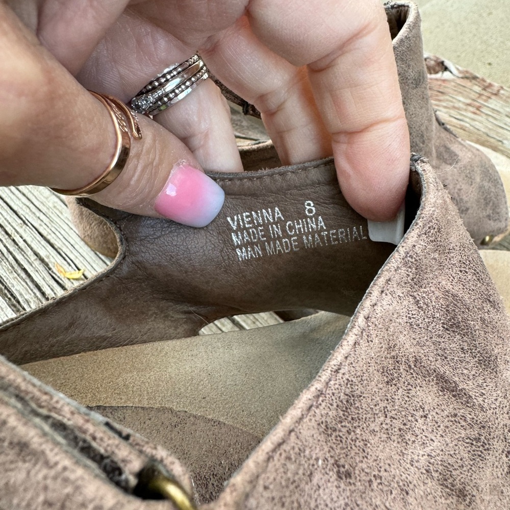 Super cute Corky’s wedge sandals! - Picture 3 of 4